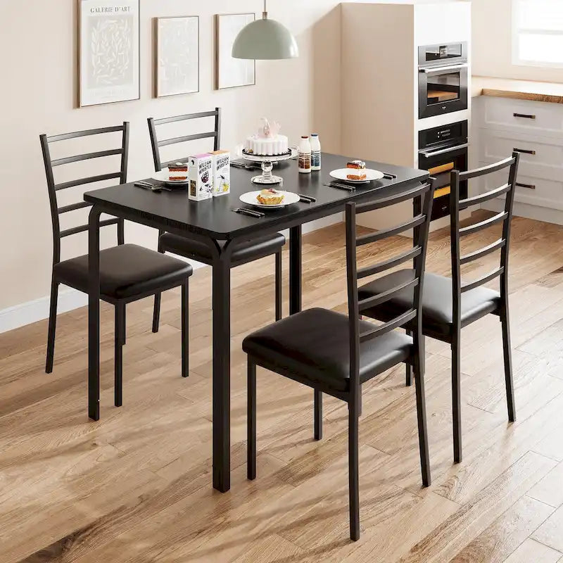 Table et chaises pour quatre