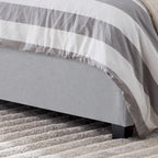 Lit plateforme rembourré format très grand ("King Size") à profil bas