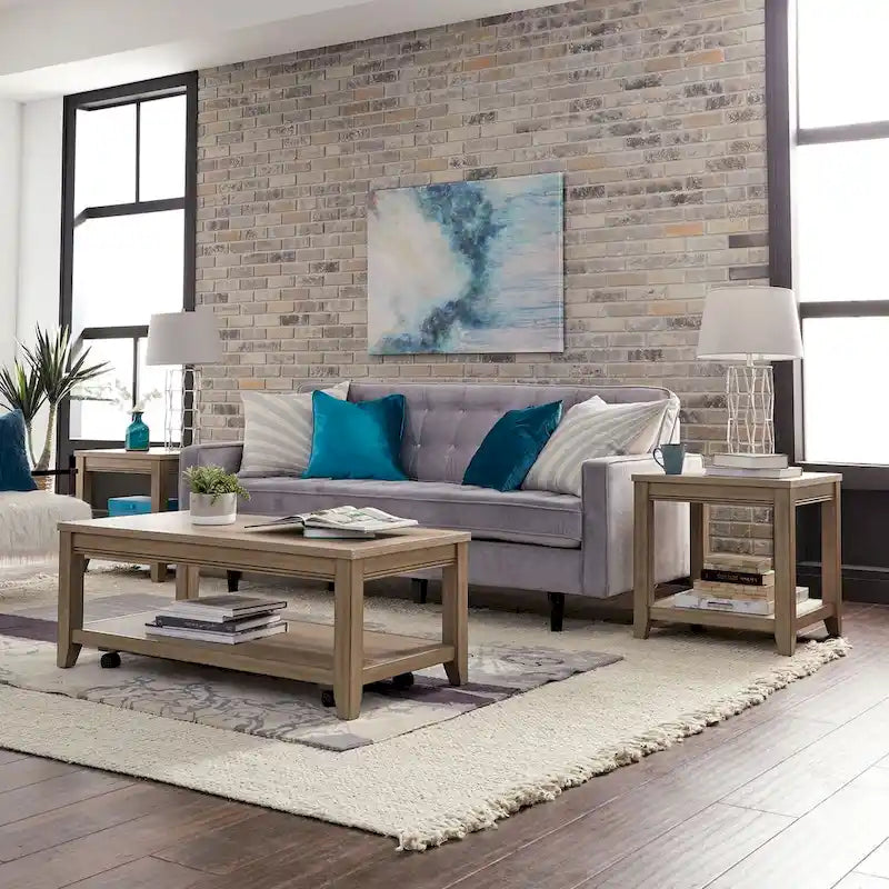 Mobilier de salon couleur grès, comprenant une table basse et une table d'appoint.
